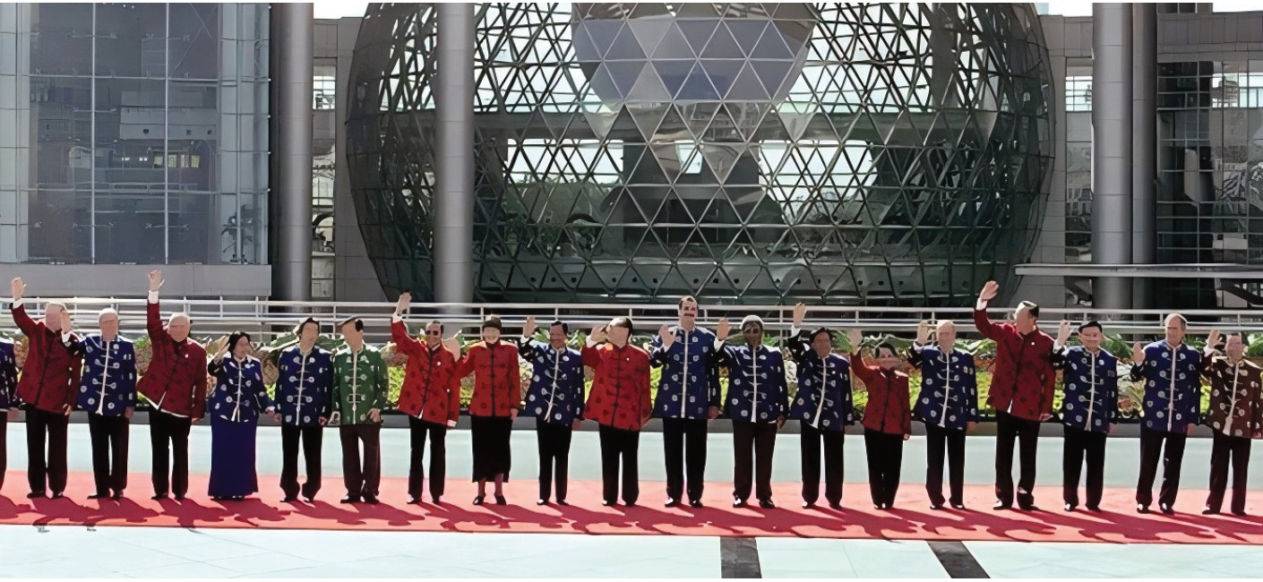 2001 年 APEC 与会领导人身着织锦新唐装